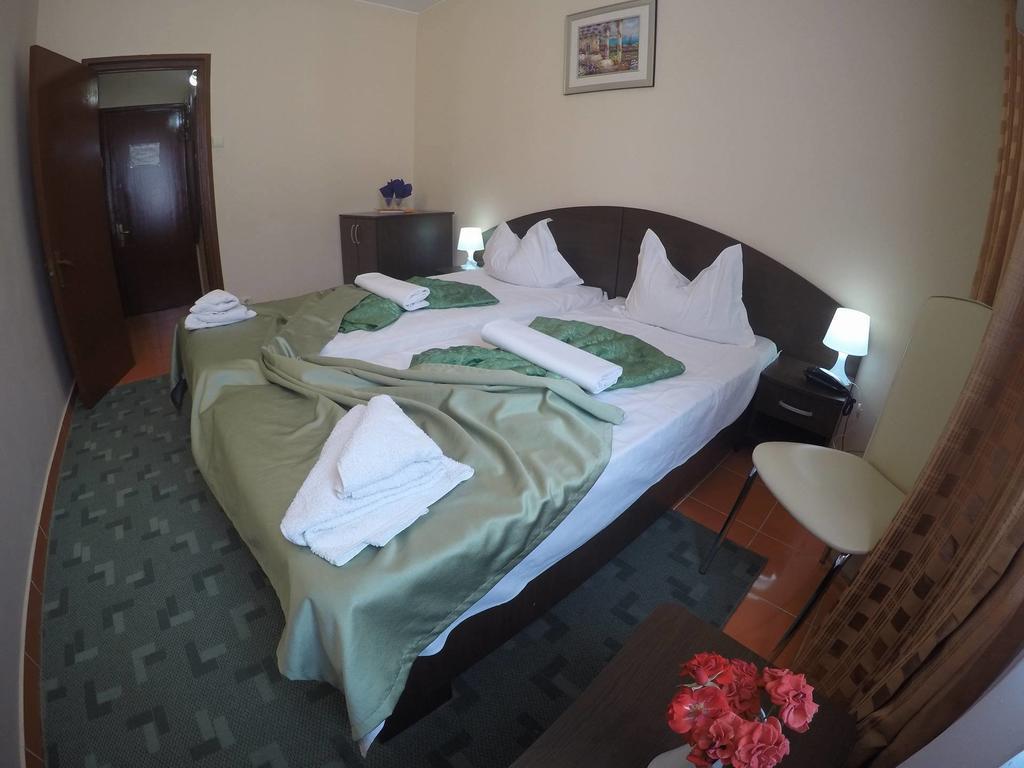 Hotel Turist เนพทุน ภายนอก รูปภาพ