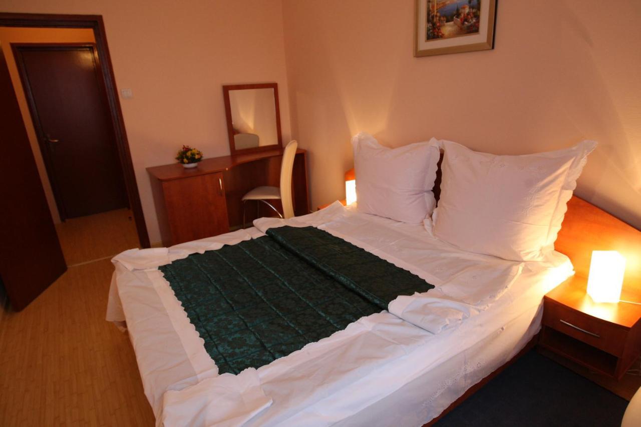 Hotel Turist เนพทุน ห้อง รูปภาพ